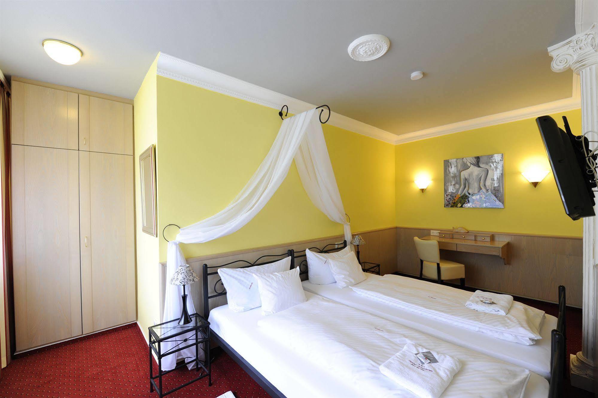 באד בלינגן Hotel Ambiente מראה חיצוני תמונה